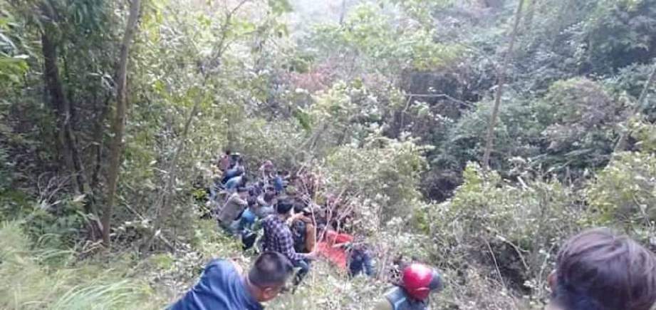 18 orang terbunuh selepas bas dinaiki terbabas ke dalam gaung sedalam 350 meter di Nepal.
