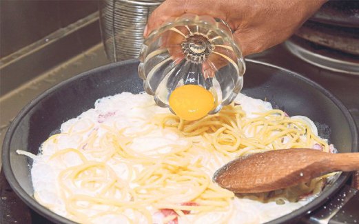 7. UNTUK memekatkan kuah, masukkan kuning telur.