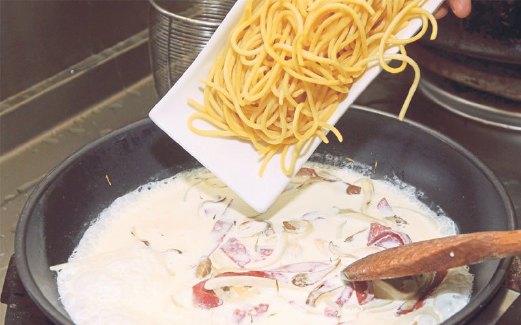 5. MASUKKAN spageti dan ratakan.