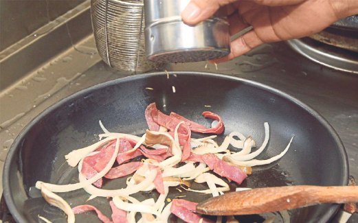 3. MASUKKAN cendawan tiram dan kepingan daging salami. Tumis kedua-dua bahan sehingga lembut.