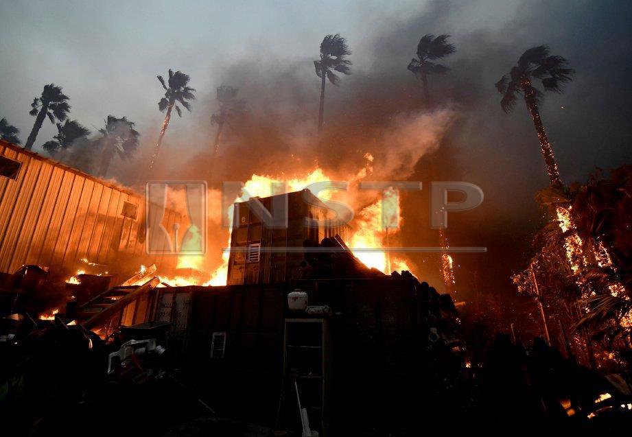 Sebuah kediaman yang marak terbakar di Malibu, California. FOTO Reuters