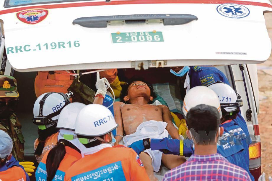 ANTARA mangsa yang terselamat dari runtuhan bangunan di Sihanoukville.
