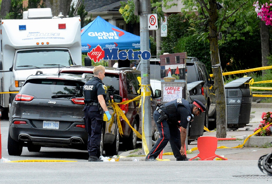 ANGGOTA polis Toronto sedang melakukan penyiasatan di kawasan kejadian. FOTO/AFP 