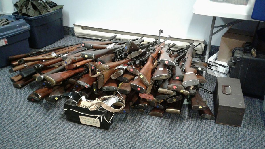 94 senapang dan enam pistol yang dirampas oleh pihak polis. FOTO AFP