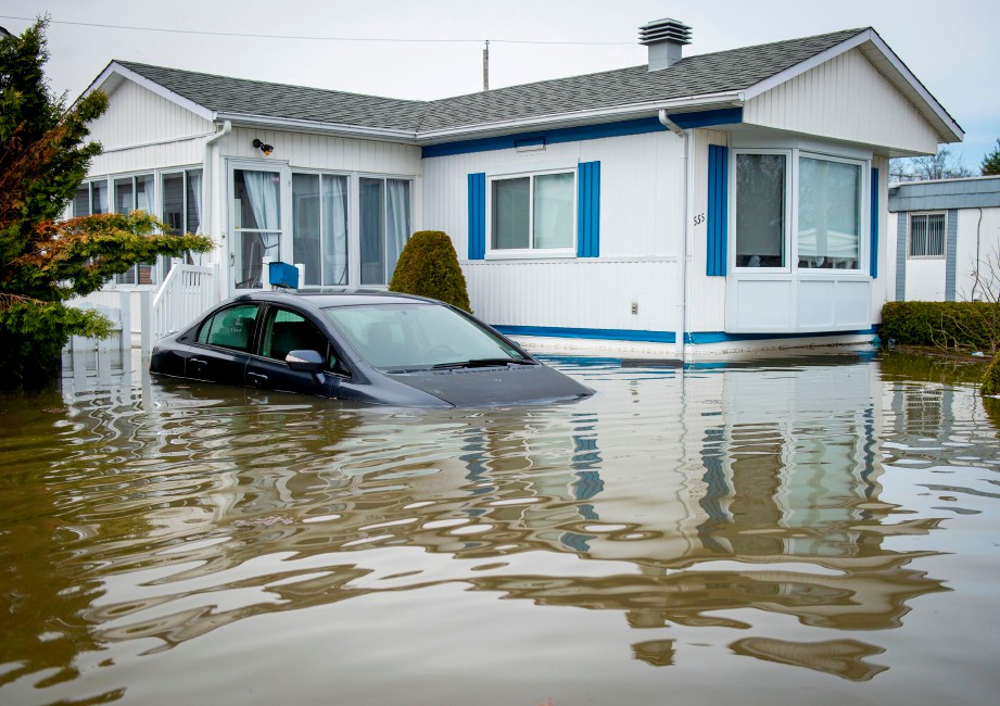 BANDAR Sainte-Marthe-sur-le-Lac adalah paling teruk terjejas apabila lebih 6,000 penduduk berpindah akibat bencana banjir terburuk sejak 2017 itu. FOTO AFP