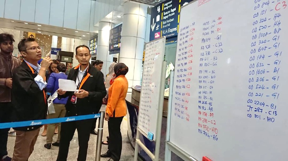 AIRPORT Care Ambassador semasa membantu penumpang berikutan gangguan sistem yang melanda kedua-dua terminal Lapangan Terbang Antarabangsa Kuala Lumpur (KLIA) sejak malam 21 Ogos lalu. FOTO ihsan pembaca