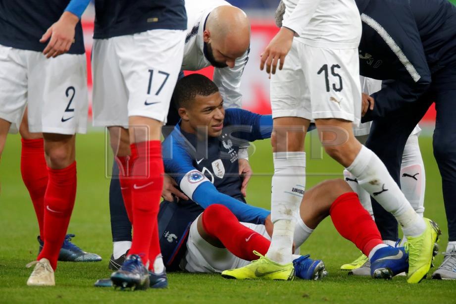 MBAPPE cedera dalam saingan persahabatan di Stade de France awal pagi tadi. FOTO/AFP 
