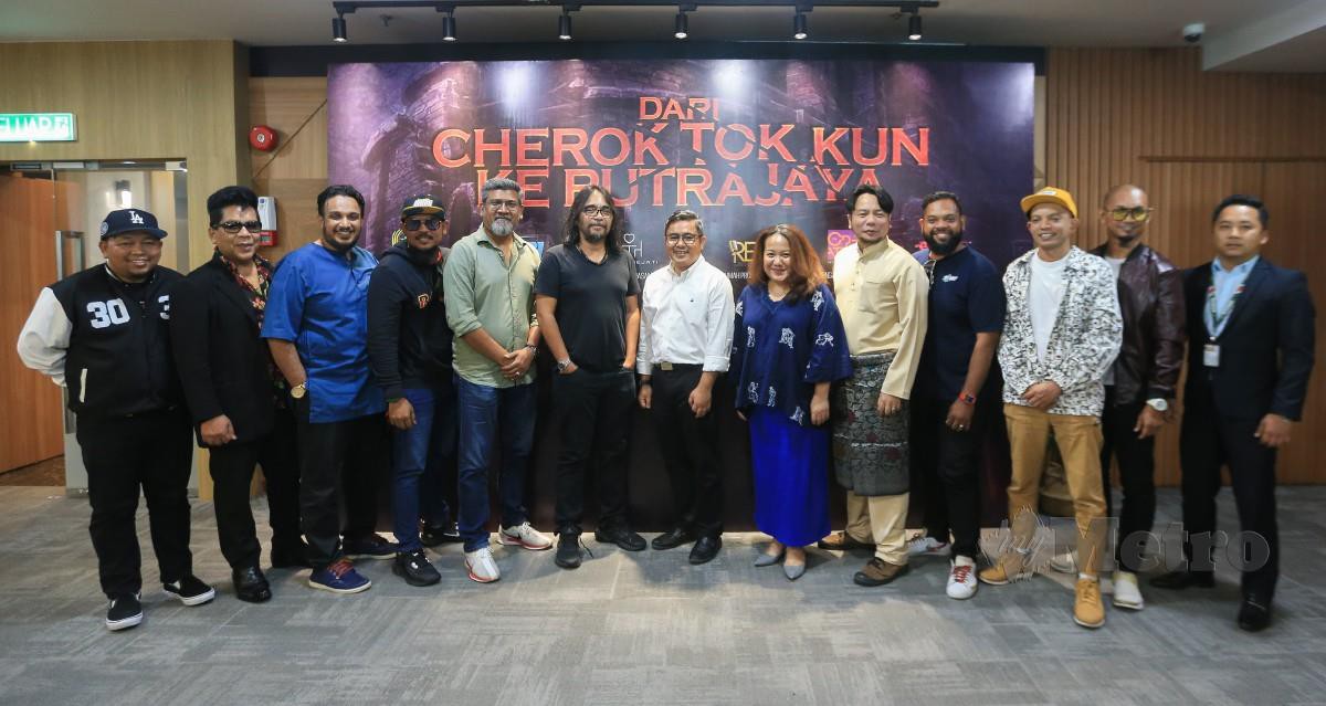 Barisan pelakon dan pengarah Cherok Tok Kun ke Putrajaya.