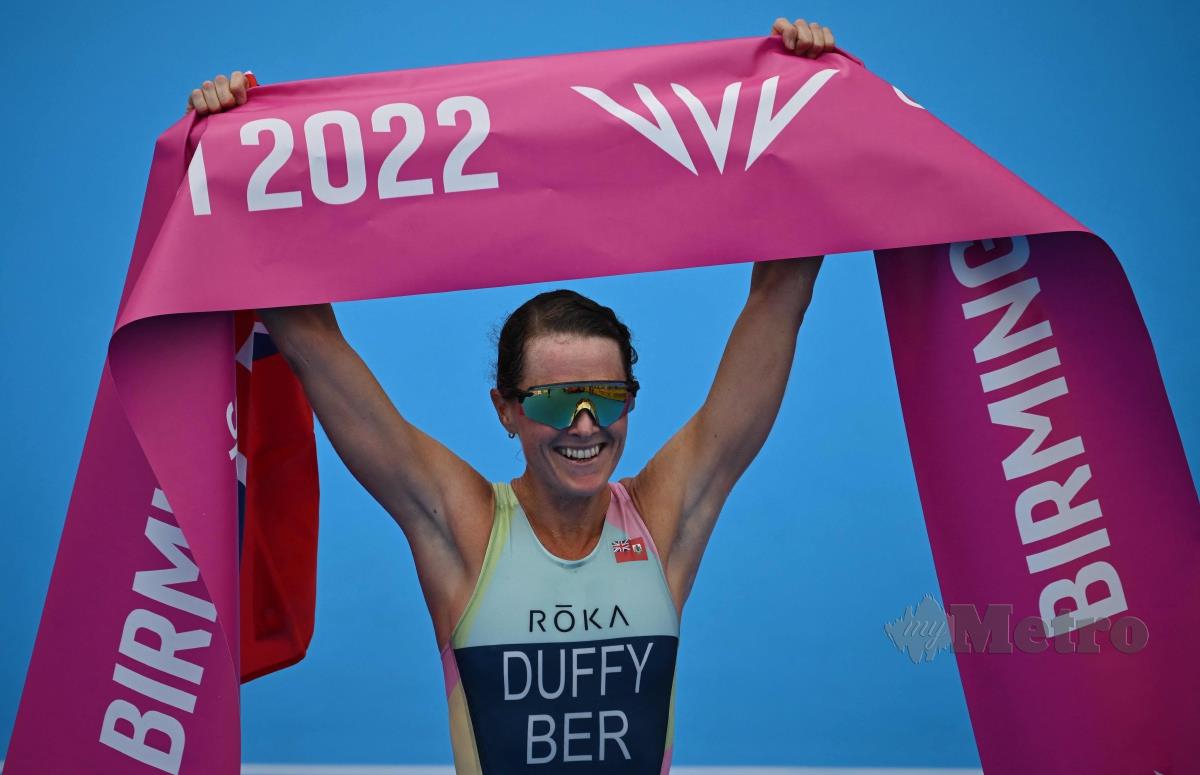 ATLET Bermuda, Flora Duffy menang pingat emas triatlon wanita di Sukan Komanwel Birmingam 2022, semalam. FOTO AFP