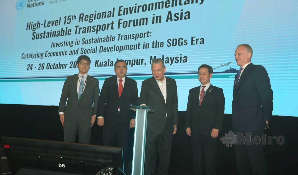 FADILLAH (tengah) merasmikan Forum Pengangkutan Lestari Alam Sekitar Serantau Peringkat Tinggi ke-15 di Asia. FOTO Rohanis Shukri