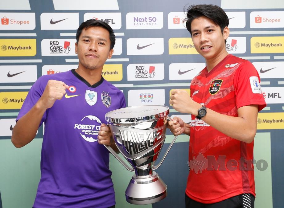 KAPTEN JDT II,  Mohd Shakir Shaari (kiri) dan kapten UKM FC, Hasnan Ahmad  bergambar bersama Piala Cabaran pada  sidang media di Stadium Bola Sepak Kuala Lumpur.  - FOTO Supian Ahmad