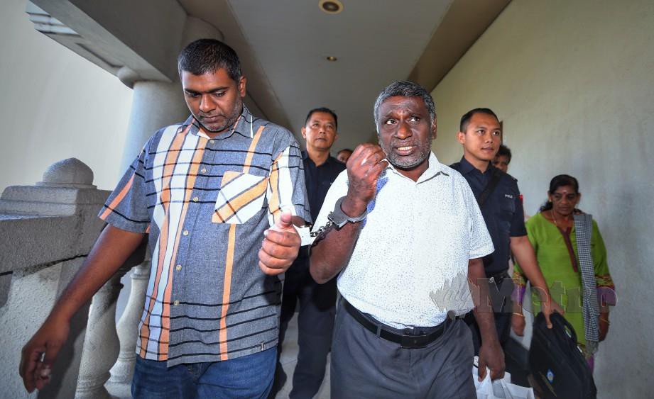 CHANDRU (kiri) dan B Subramaniam dibawa ke Mahkamah Tinggi Kuala Lumpur untuk sebutan kes berkaitan kumpulan pengganas LTTE. FOTO Aswadi Alias. 