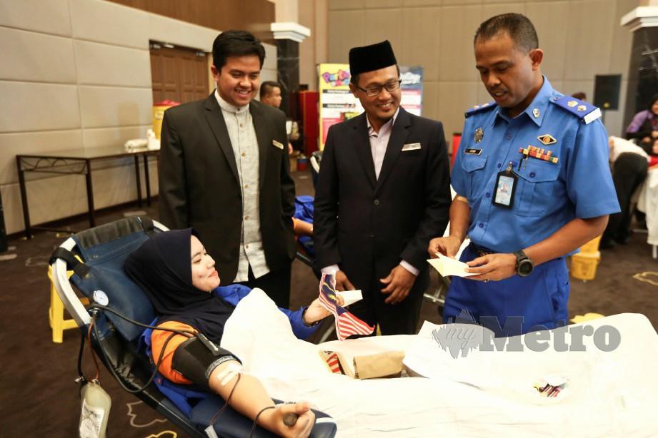 Che Adam (kanan) beramah mesra dengan penderma darah sempena Program Kempen Derma Darah ‘Darah Kami Demi Pertiwi’ anjuran APM di Kuala Terengganu hari ini. Foto Ghazali Kori 