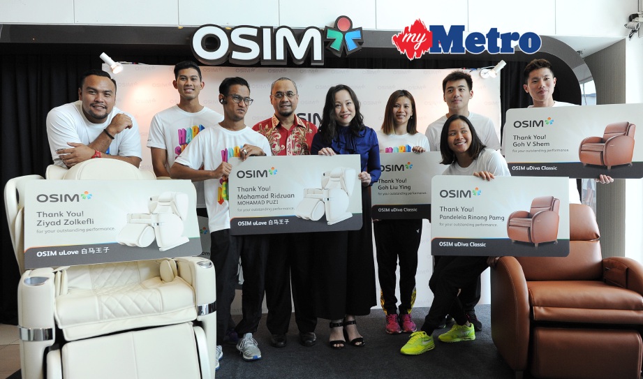 Pengurus Besar OSIM Chia Sook Fun (tengah) atlet Olimpik dan Paralimpik Rio 2016 penyerahan replika kerusi urut OSIM. FOTO BERNAMA  