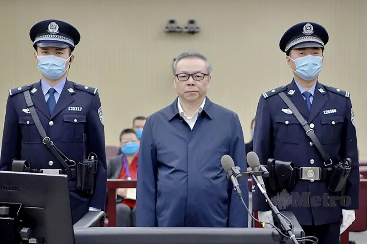  Lai (tengah) ketika dihadapkan ke mahkamah di Tianjin, China. - Foto AFP