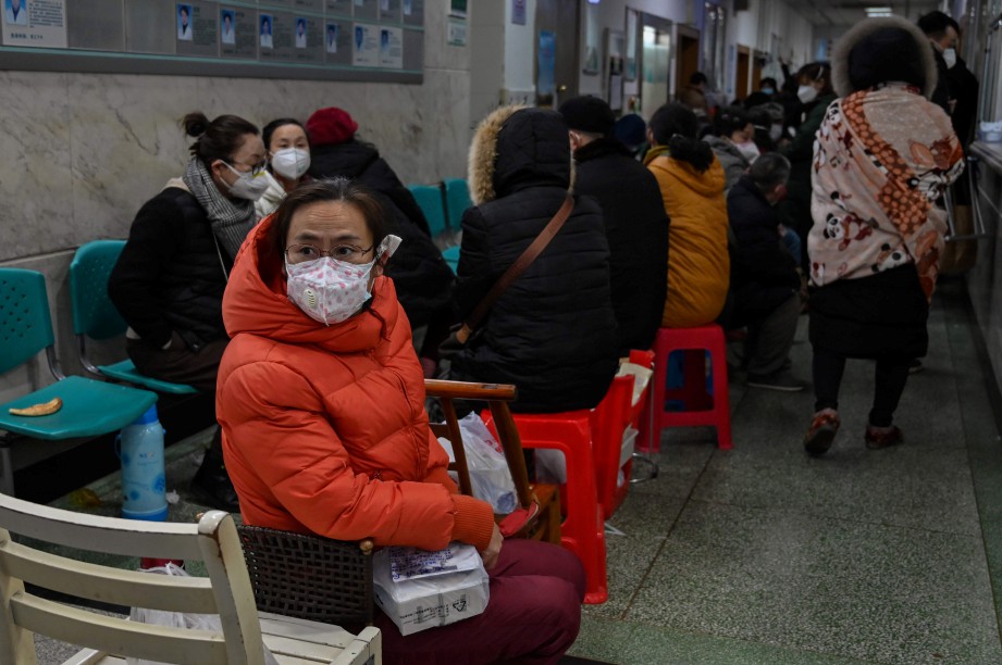ORANG ramai memakai penutup hidung dan mulut di Beijing. AFP 
