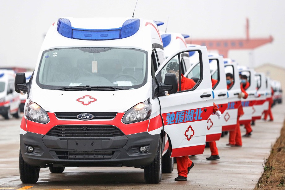 Ambulans bergerak dari Wuhan untuk ke Nanchang, di wilayah Jiangxi, di tengah China. 