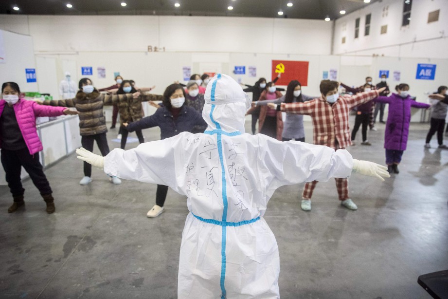 FOTO pada 17 Februari menunjukkan aktiviti di sebuah pusat pameran yang dijadikan hospital bagi menempatkan pesakit Covid-19 dengan simptom ringan. FOTO AFP/ China OUT