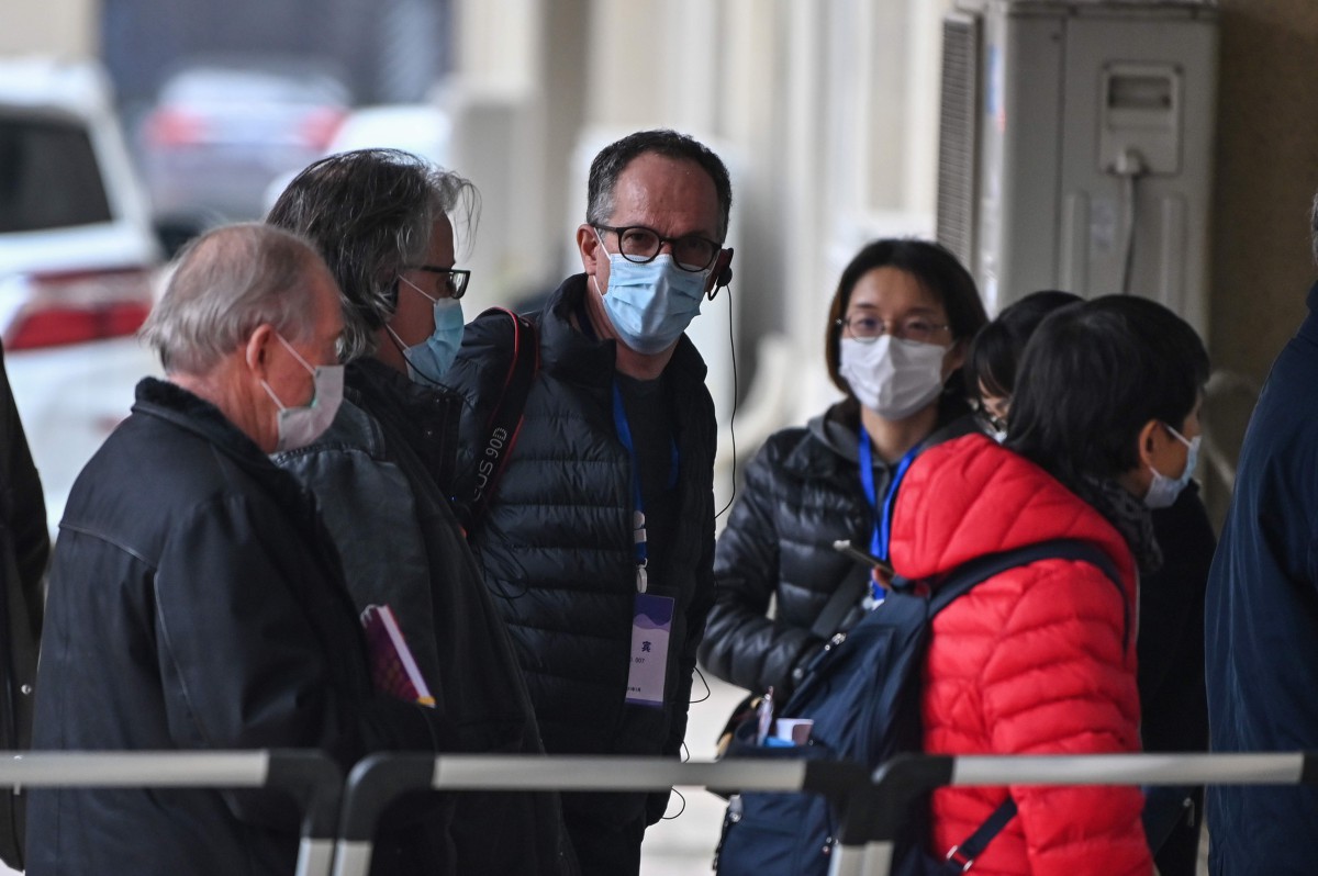 PENGAWAL menjaga keselamatan ketika pasukan WHO yang menyiasat asal-usul Covid-19  melawat Institut Virologi Wuhan. FOTO AFP