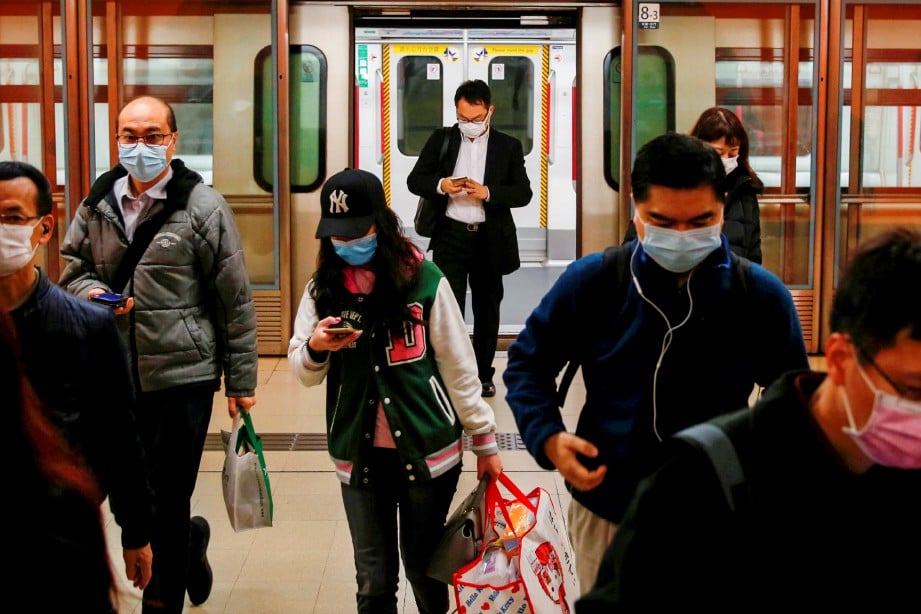 FOTO fail menunjukkan orang awam memakai penutup mulut dan hidung ketika menaiki tren di Hong Kong. FOTO Reuters
