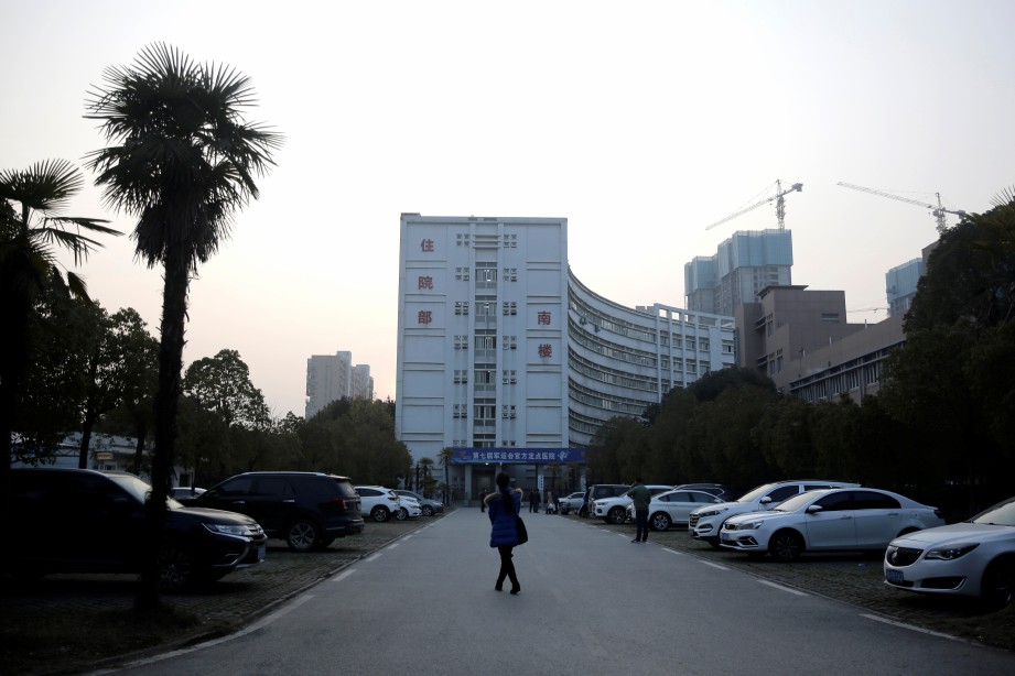 Hospital Jinyintan, Wuhan menempatkan pesakit yang dirawat kerana pneumonia akibat virus baharu itu. FOTO Reuters. 