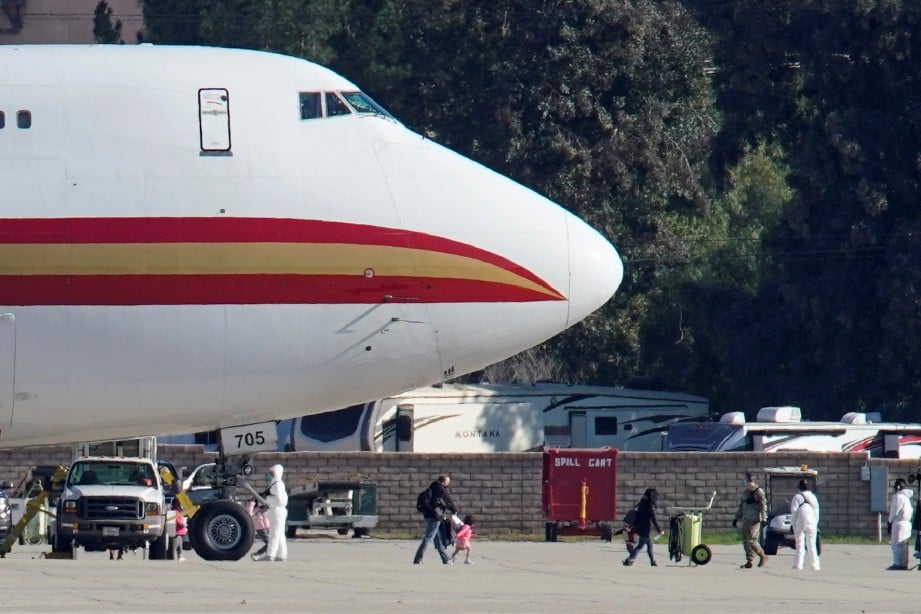 PESAWAT khas membawa rakyat Amerika Syarikat yang dibawa keluar dari Wuhan tiba di California. FOTO Arkib NSTP 