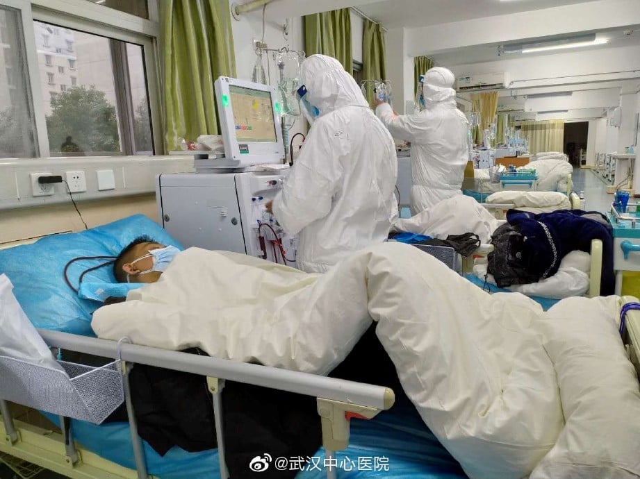GAMBAR menunjukkan doktor merawat pesakit koronavirus di Wuhan. FOTO Reuters 