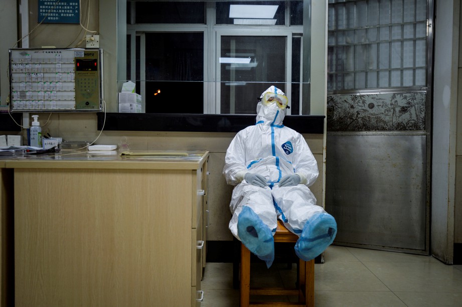 KAKITANGAN perubatan yang bertugas syif malam di sebuah pusat komuniti, berehat seketika. FOTO China Out/ Reuters