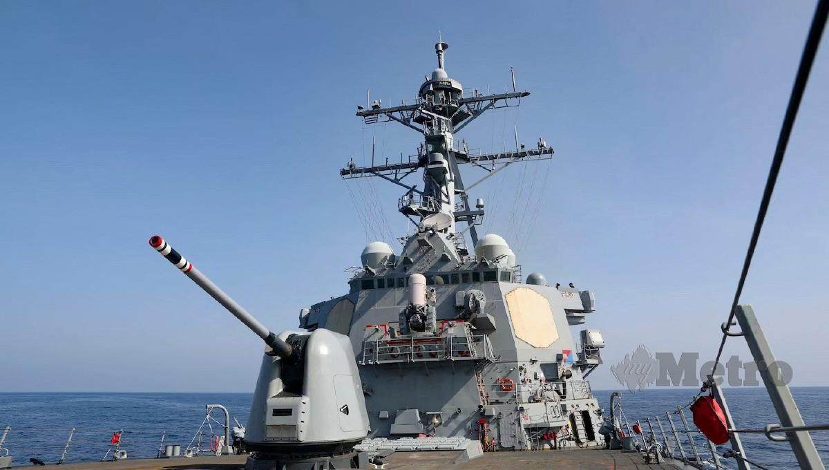 KAPAL pemusnah peluru berpandu Arleigh Burke USS Milius belayar menelusuri Selat Taiwan pada Ahad. FOTO U.S. Navy/Handout via REUTERS 