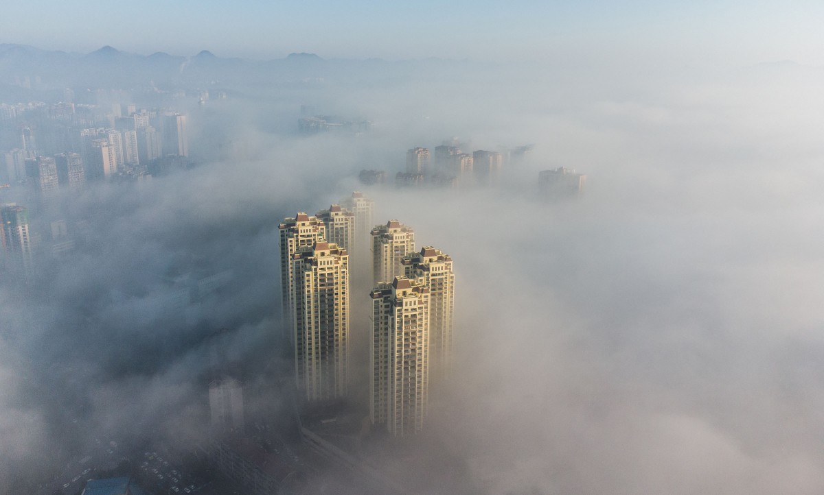 Bangunan di Bijie, terletak di barat daya wilayah Guizhou, China dipenuhi kabus pada awal pagi. FOTO AFP