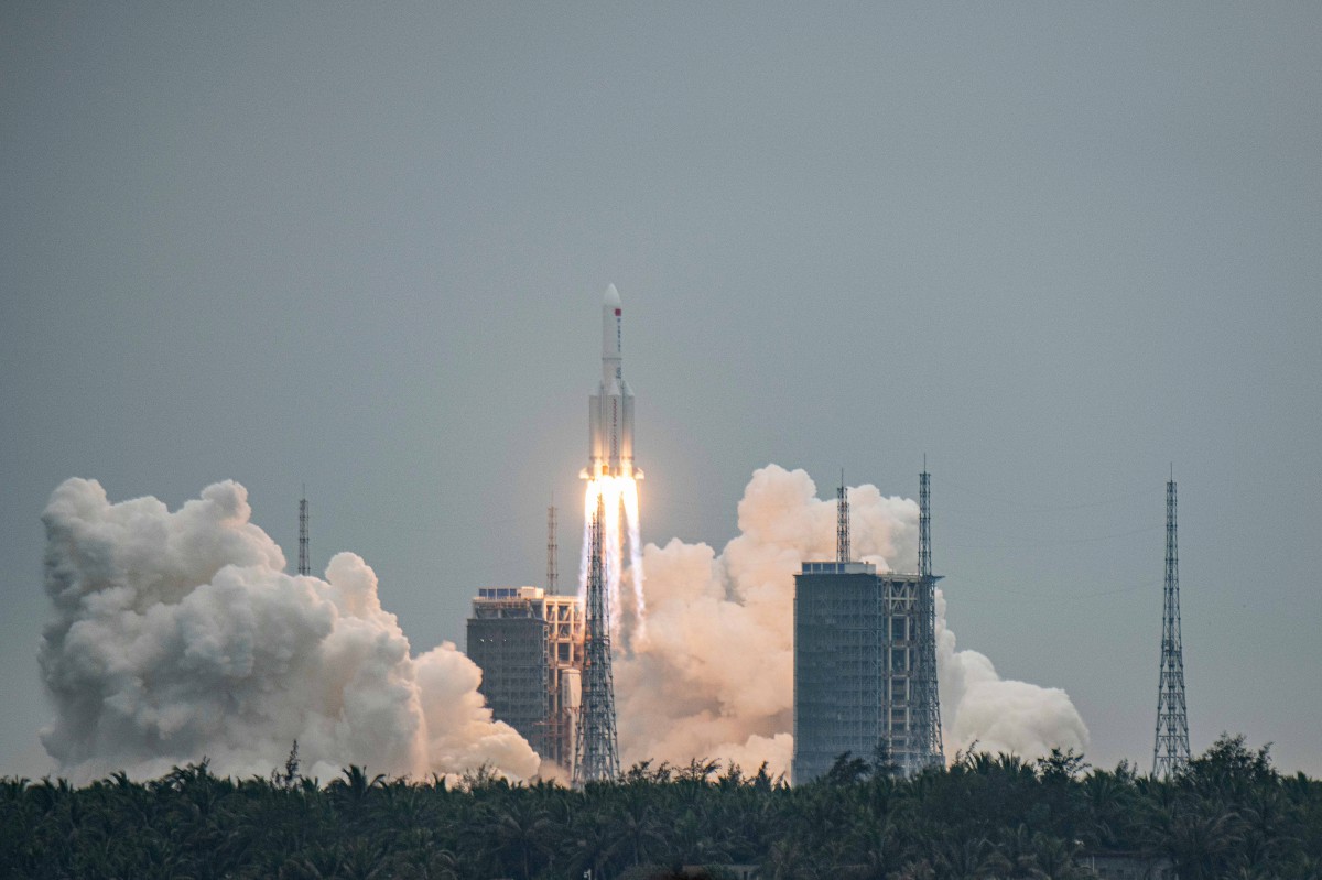 PELANCARAN modul pertama stesen angkasa lepas dari tapak pelancaran di wilayah Hainan. FOTO EPA 