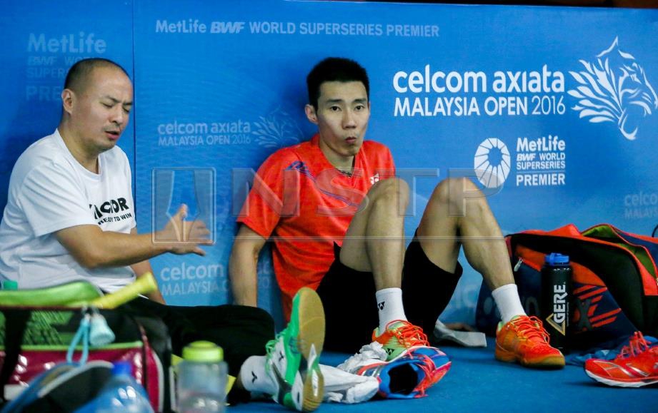 CHONG Wei (kanan) sedia bantu pemain muda. FOTO/NSTP 