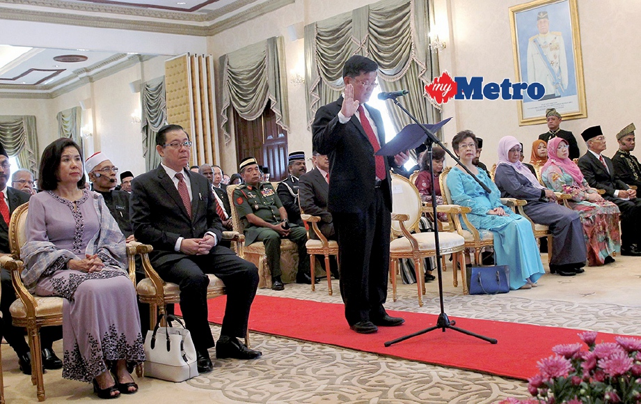 KON Yeow (berdiri) mengangkat sumpah sebagai Ketua Menteri di hadapan Yang Dipertua Negeri Pulau Pinang, Tun Abdul Rahman Abbas pada Istiadat Pelantikan dan Angkat Sumpah bagi jawatan Ketua Menteri Pulau Pinang di Seri Mutiara.  FOTO/DANIAL SAAD