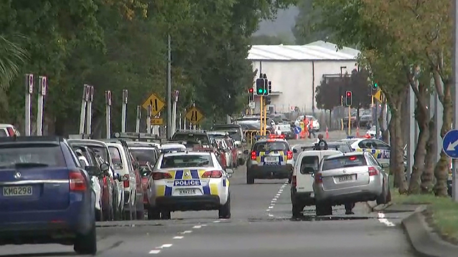 RAKAMAN menunjukkan polis bergegas ke lokasi kejadian. FOTO AFP/ TV New Zealand