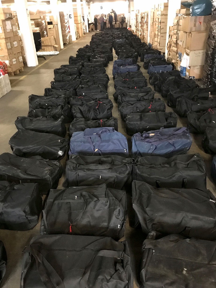 SEBANYAK 221 beg sukan berwarna hitam yang dirampas mengandungi 4,200 paket kokain mampat. FOTO AFP