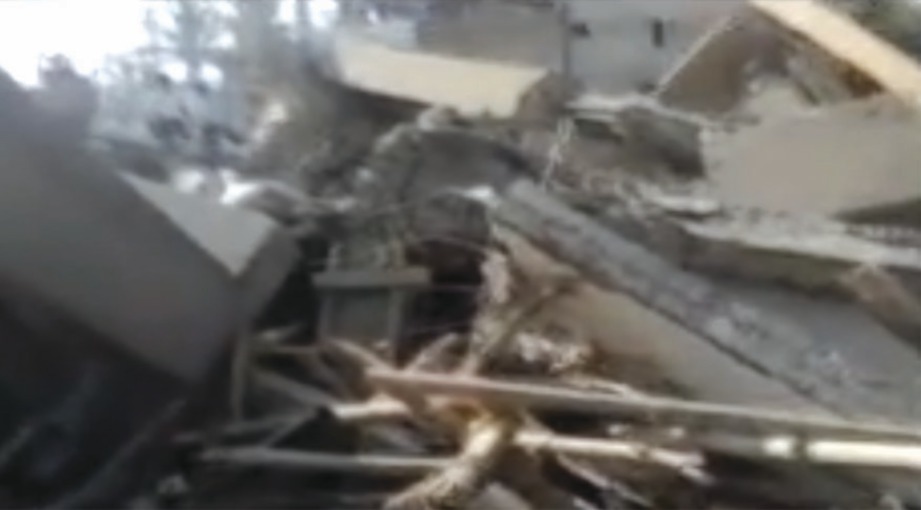 BANGUNAN lima tingkat yang runtuh di sebuah tapak pembinaan di Dharwad. FOTO petikan Youtube