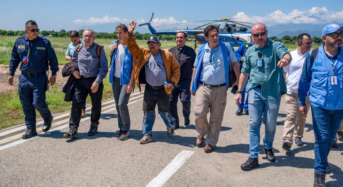 LUIS  Manuel Diaz (tengah) bersama rombongan yang mengiringinya tiba di Lapangan Terbang Alfonso Lopez di Valledupar, Colombia.