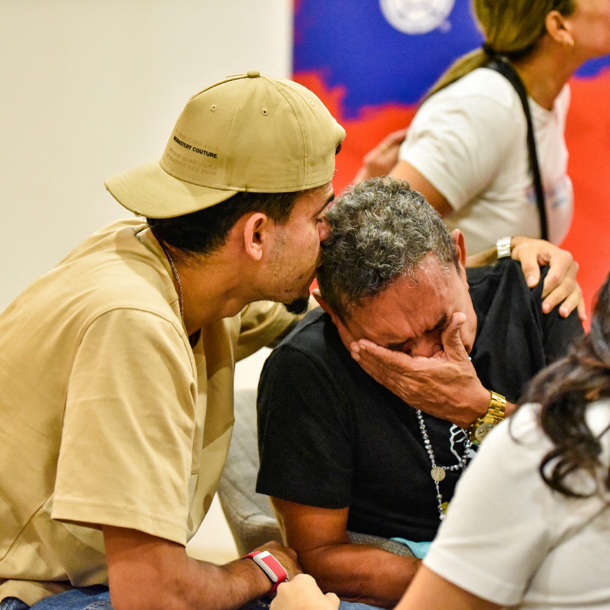 DIAZ mengucup bapanya Luis Manuel Diaz yang ditemui buat kali pertama selepas dibebaskan daripada penculikan. -FOTO Reuters