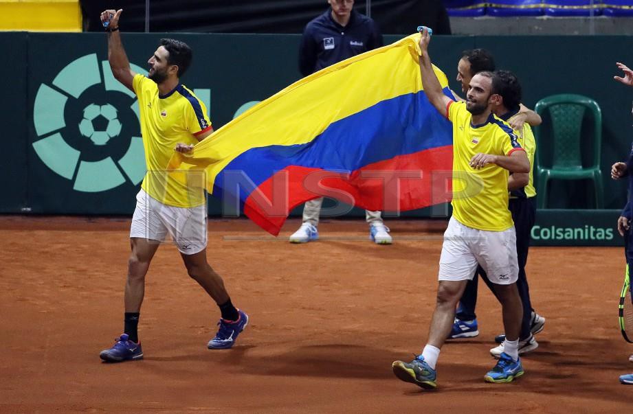 FARAH (kiri)  dan Cabal meraikan kejayaan Colombia mara ke pusingan akhir  Piala Davis di Bogota. 