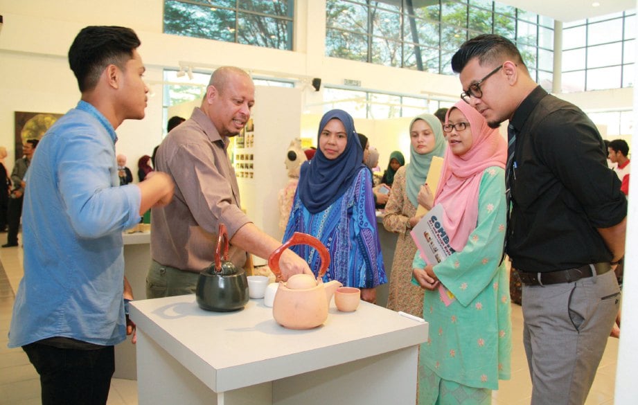 DR Norhayati (tengah) bersama penilai melihat produk yang dihasilkan pelajar. FOTO NSTP