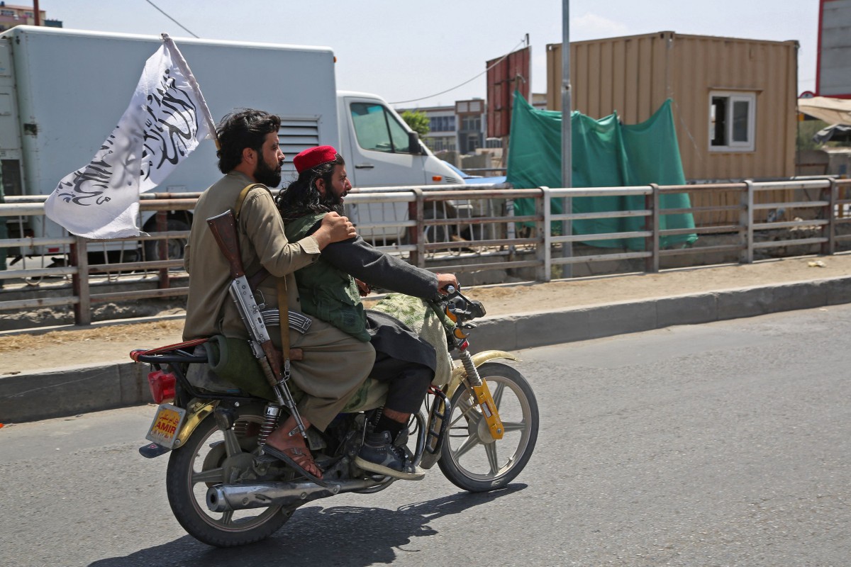 PEJUANG Taliban menaiki motosikal meronda sekitar jalan di Kabul, semalam. FOTO AFP