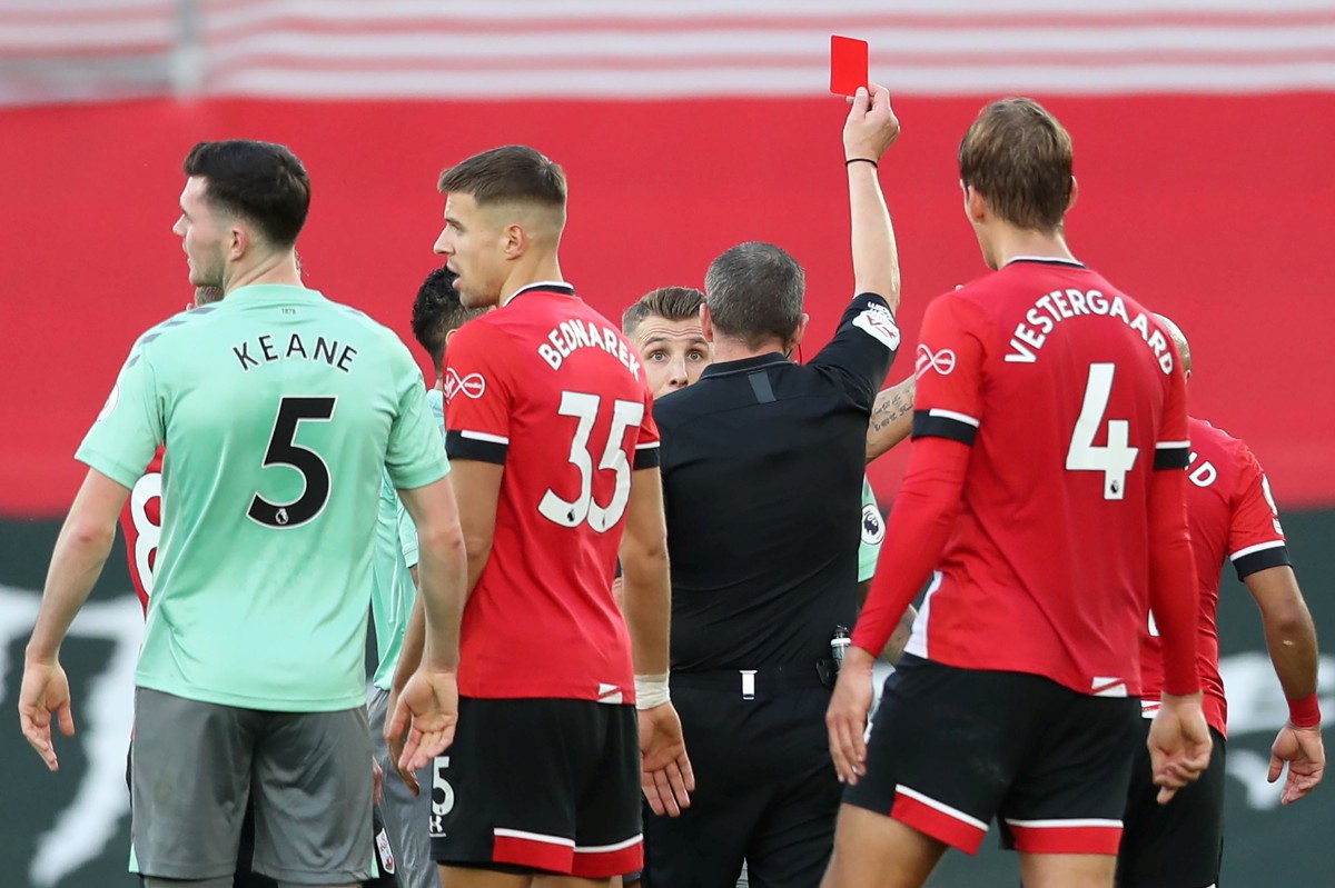  DIGNE dilayangkan kad merah selepas dikatakan melakukan kekasaran terhadap pemain Southampton. FOTO AFP 