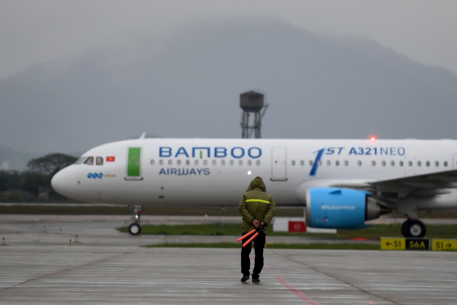SEBUAH pesawat Bamboo Airways sedia melakukan penerbangan pertama di Hanoi, Vietnam. FOTO AFP