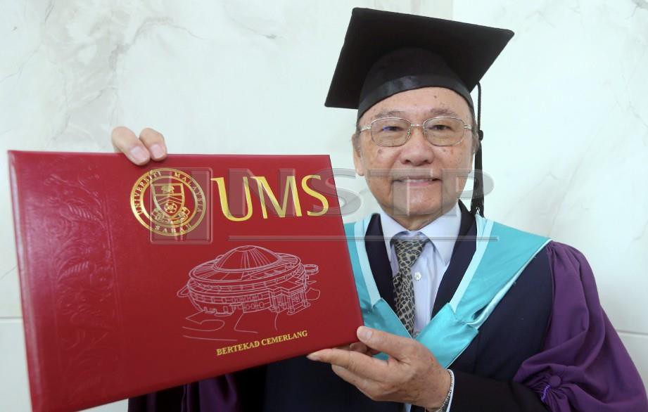 DATUK Cosmas Julius Abah@Eddoi menerima Ijazah Sarjana Sastera (Linguistik) pada Majlis Konvokesyen Universiti Malaysia Sabah (UMS) ke-20 di Kota Kinabalu. FOTO Malai Rosmah Tuah