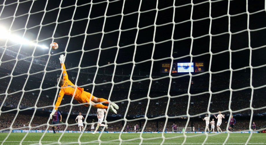 COUTINHO jaring gol ketiga Barca. FOTO/AFP 