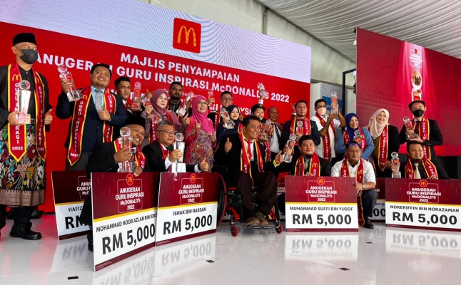 25 pemenang menerima wang tunai RM5,000 dan sebuah trofi manakala pencalon bagi pemenang anugerah ini turut menerima baucar hadiah McDonald’s bernilai RM200 sebagai tanda penghargaan. - FOTO McDonald’s. 
