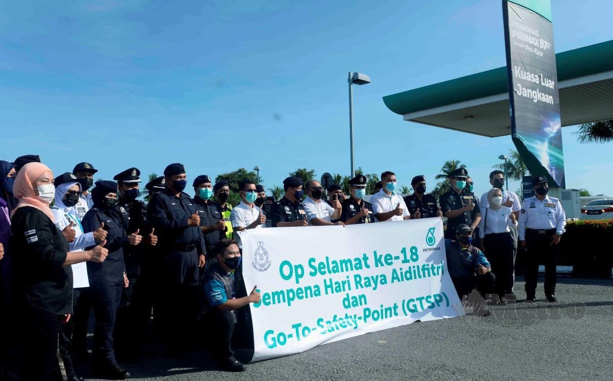 MOHD Mahiri lapan, kiri) bergambar bersama kakitangan Petronas pada Program Pra Ops Selamat 18/22 Polis Diraja Malaysia (PDRM) Bersama Petronas. FOTO Bernama