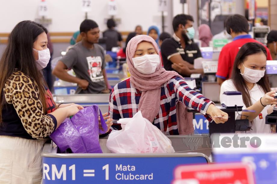 SEBAHAGIAN orang ramai membeli barangan keperluan makanan segera ekoran penularan wabak Covid-19. FOTO Aizuddin Saad