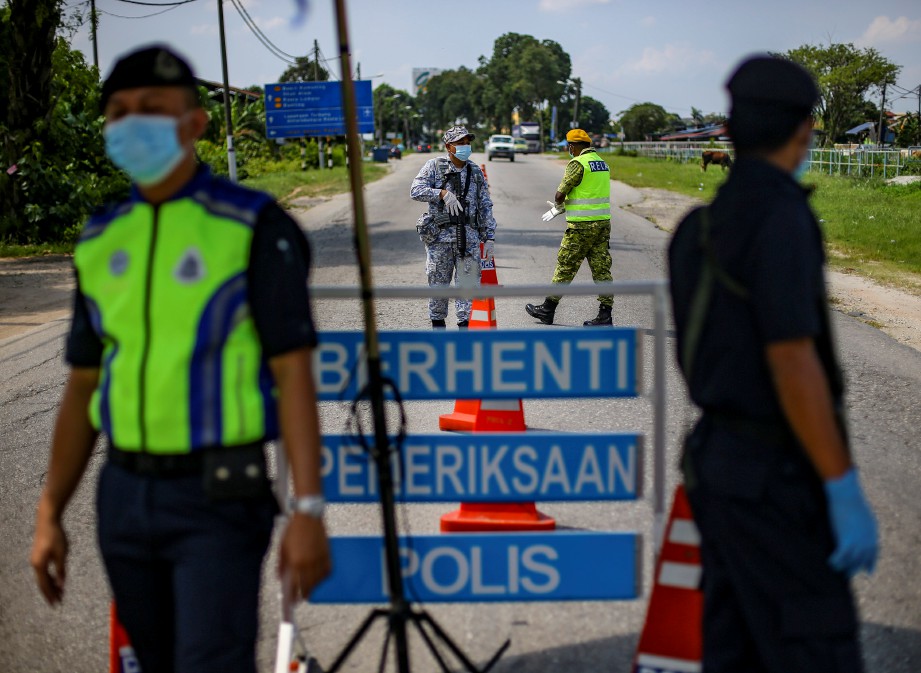 ANGGOTA keselamatan terdiri daripada PDRM dan Angkatan Tentera membuat sekatan jalan raya berdekatan Kampung Sungai Kandis, Klang. FOTO Arkib NSTP 