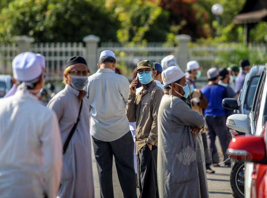 SEBAHAGIAN dari individu dari kumpulan tabligh yang hadir pada sesi ujian saringan oleh KKM di Masjid Seksyen 7. FOTO Osman Adnan